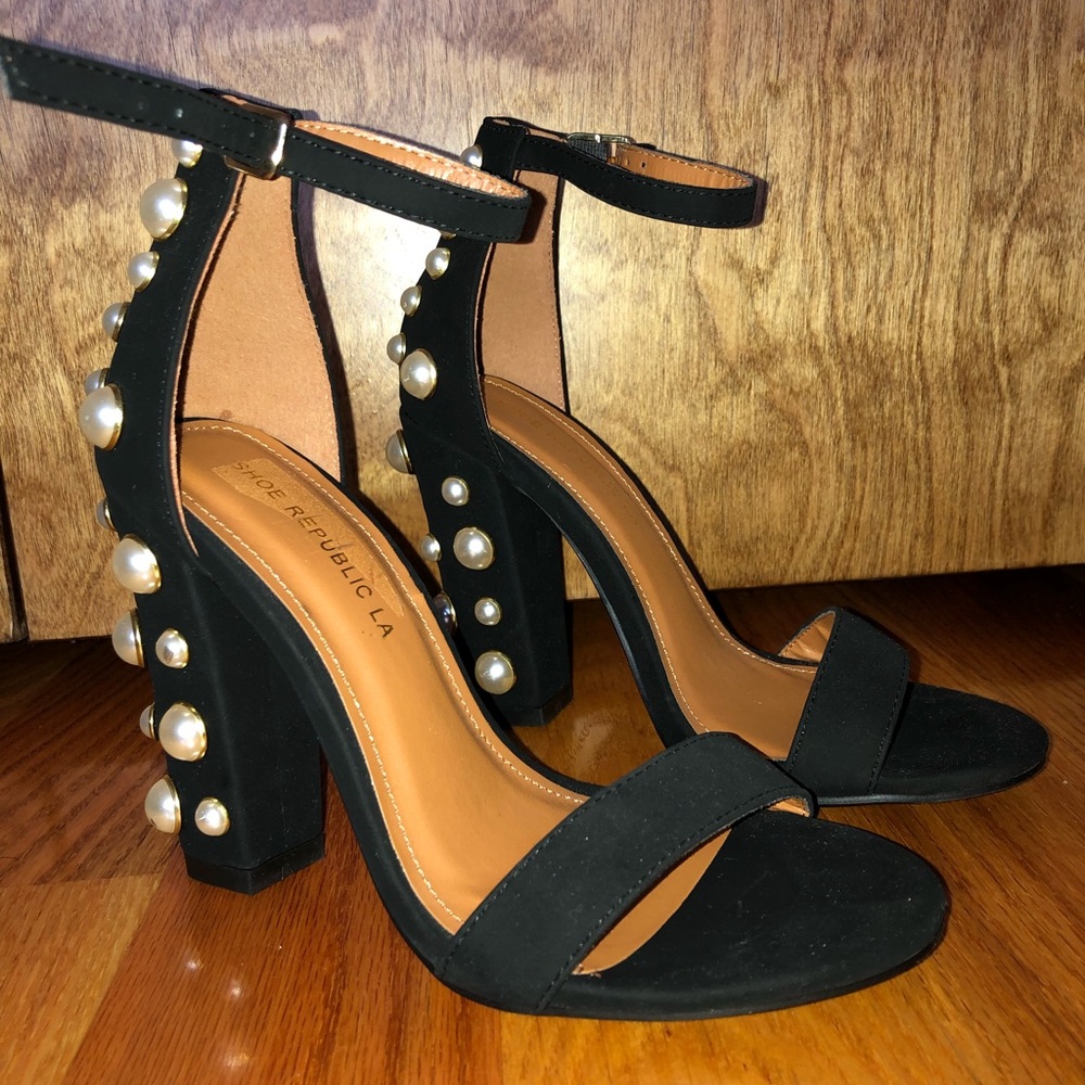 Black Pump with Pearl Design Heel